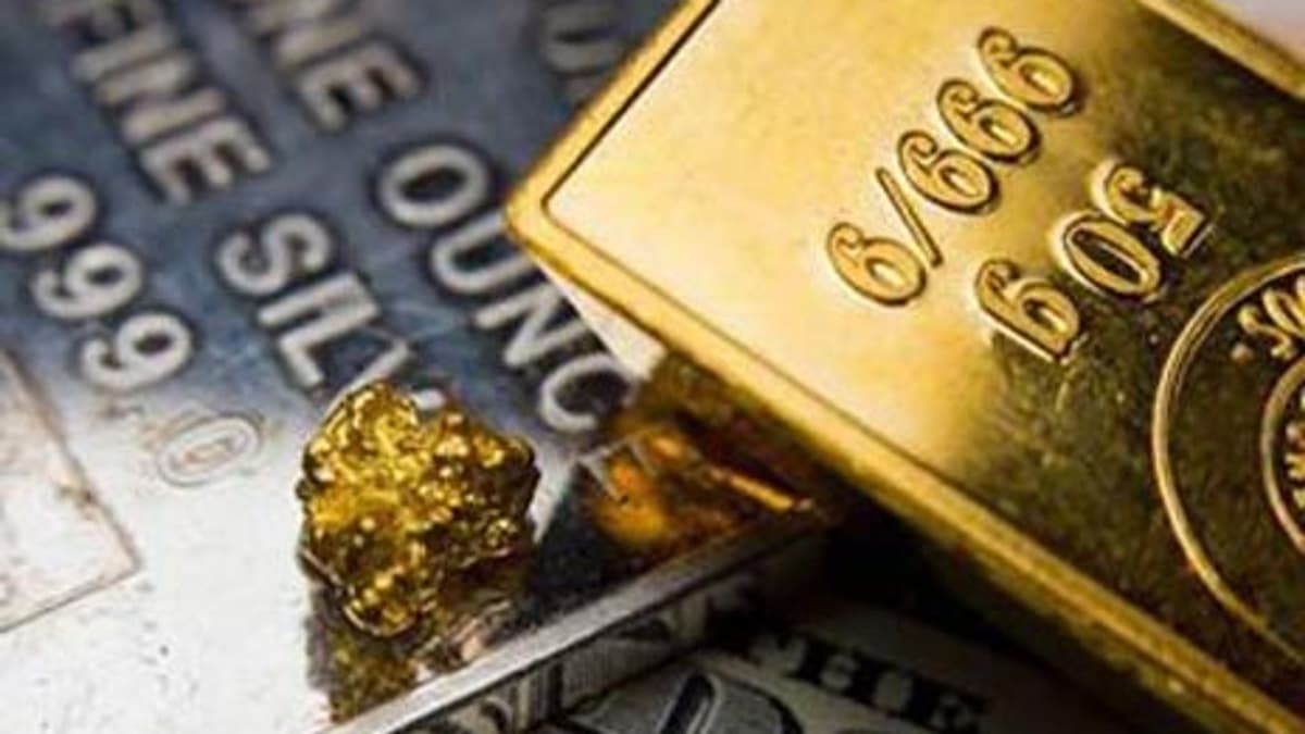 Gold Price Slips Below $4,595 as Silver Strength Holds Firm