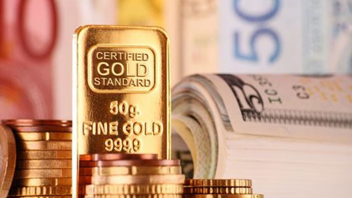 Gold Price Slips as Oil Rebound Clouds Fed Rate-Cut Hopes